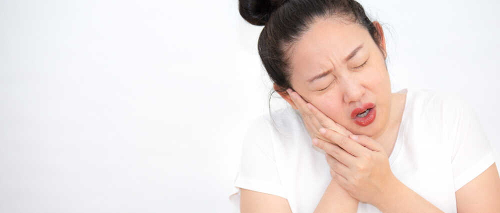 kobieta narzeka na ból zęba