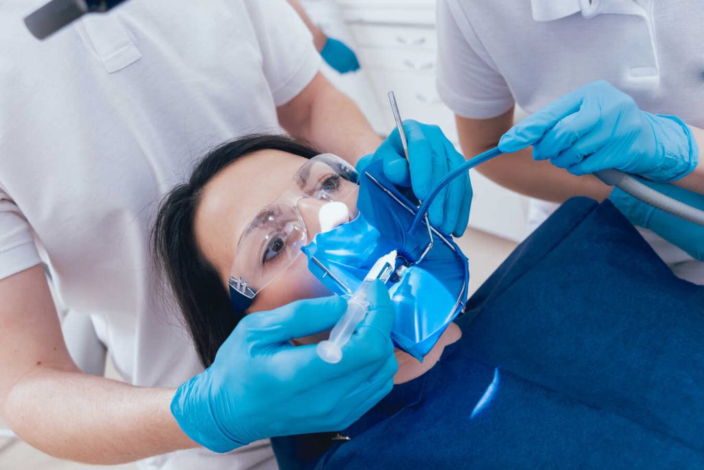 Pacjentka podczas leczenia zębów pod narkozą w klinice supradent warszawa