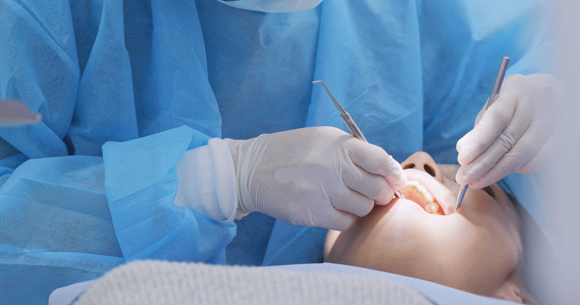 kobieta na wizycie dentystycznej podczas skalingu zębów
