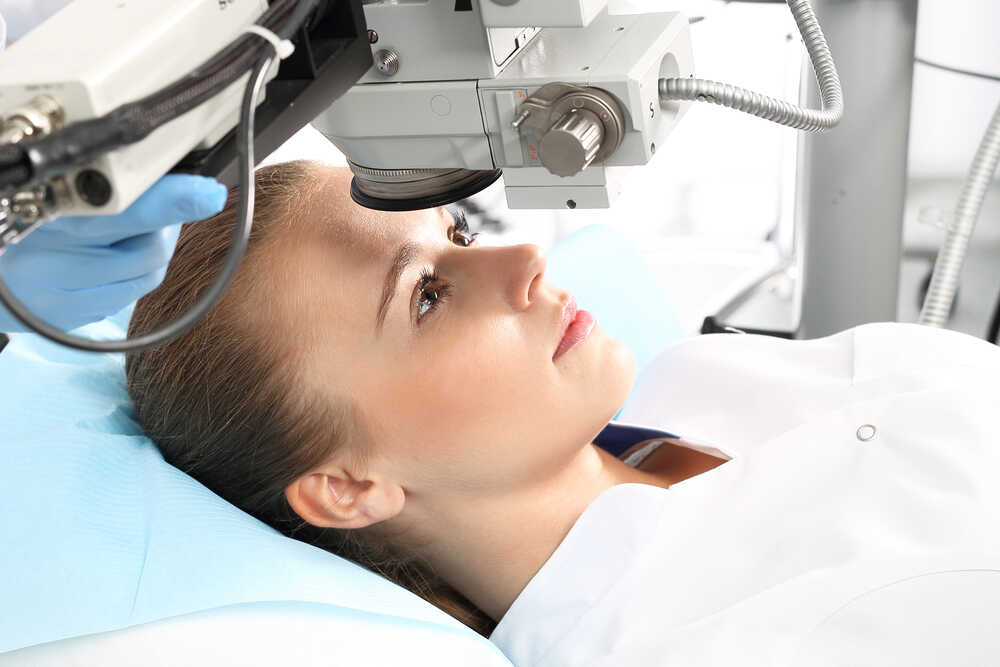 kobieta podczas zabiegu laserowej korekty wzroku
