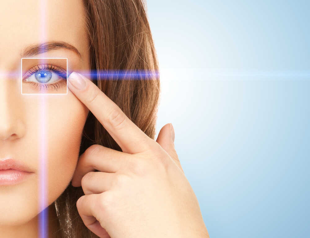 portret kobiety pokazujący laserową korektę wzroku